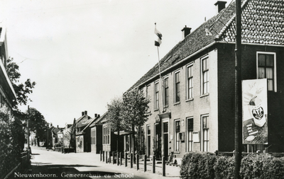 PB4037 Gemeentehuis en school, ca. 1950