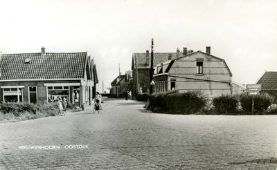 PB4100 Woningen en winkels langs de Oostdijk nabij de Vlotbrug, ca. 1960