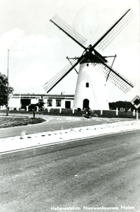 PB4125 De Molen Zeezicht langs de Rijksstraatweg in Nieuwenhoorn, ca. 1971