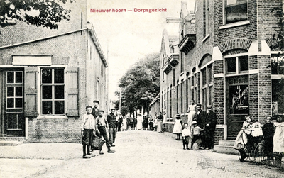 PB4173 Kijkje op de Dorpsstraat, met de winkel van L. Spoon, ca. 1908