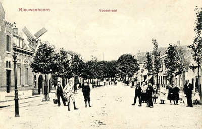 PB4174 Kijkje op de Dorpsstraat, met de molen van Arie Spoon, ca. 1908