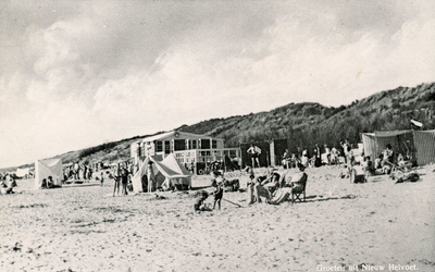 PB4418 Badgasten vermaken zich op het strand, ca. 1950
