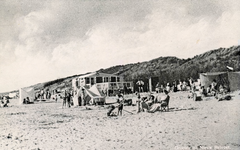 PB4418 Badgasten vermaken zich op het strand, ca. 1950