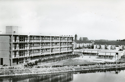 PB4508 Nieuwbouw met school aan de Meeuwenlaan, 1970