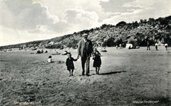 PB4566 Een man met twee kinderen op het strand, ca. 1955