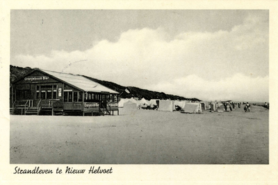 PB4568 Het strand van Nieuw-Helvoet, met een strandtent, ca. 1955