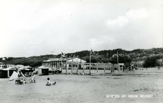 PB4569 Het strand van Nieuw-Helvoet, met een strandtent Paviljoen Strandzicht van J. van Esch, 1962