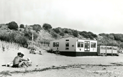 PB4571 Het strand van Nieuw-Helvoet, met een strandtent Consumptietent De Quack van A.L. den Ouden, Juli 1958