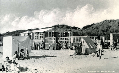 PB4573 Het strand van Nieuw-Helvoet, met de strandtent De Golfslag, ca. 1960