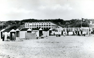 PB4574 Het strand van Nieuw-Helvoet, met de strandtent De Golfslag, 1961
