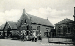 PB4611 Het gemeentehuis en de school, ca. 1935