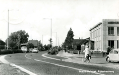 PB4645 Kijkje op de Rijksstraatweg, ter hoogte van de kruising met de Kouwenoordseweg. Rechts het kantoor van Vermaat, 1964