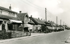 PB4647 Kijkje op de woningen en winkels langs de Moriaanseweg West. Winkel van Roel van Ravesteijn, 1959