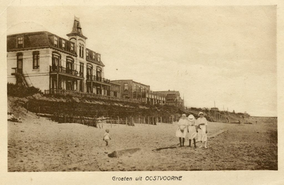 PB4802 Wandelen over het strand. Aan de Boulevard de hotels Zee & Duin en Zeezicht, ca. 1931