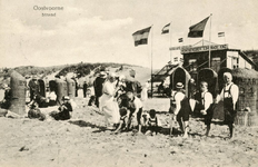 PB4824 Badgasten, strandstoelen en een strandtent op het strand. De trap leidt naar hotel Ons Genoegen , 1917