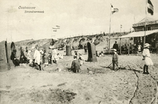 PB4826 Strandvermaak. Badgasten, strandstoelen en een strandtent, 1915