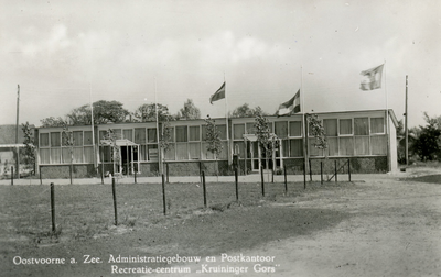 PB4850 Administratiegebouw met postkantoor en Eerste Hulp, ca. 1950