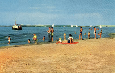 PB4875 Strandplezier op het strand van kampeercentrum Kruininger Gors, 1976