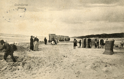 PB4887 Strandstoelen en badkoetsjes op het strand van Oostvoorne, 1917