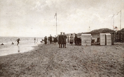 PB4890 Badgasten en strandstoelen op het strand van Oostvoorne, ca. 1923