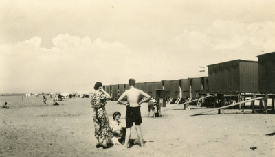 PB4893 Badkoetsjes op het strand van Oostvoorne, ca. 1935