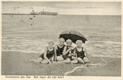 PB4910 Vier meisjes onder de paraplu: 'Een regen die niet deert', ca. 1925