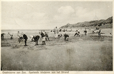PB4922 Kinderen spelen op het strand, ca. 1920