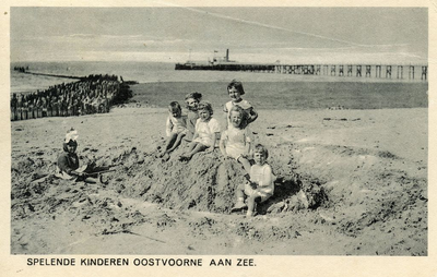 PB4923 Kinderen bouwen een zandkasteel, ca. 1925