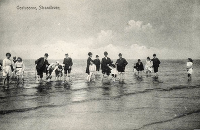 PB4932 Dames en heren pootje baden in zee, ca. 1908