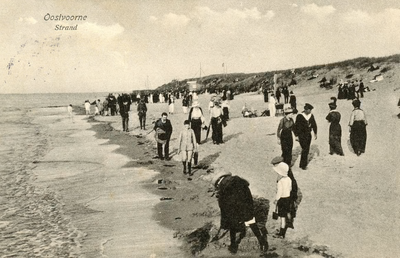 PB4936 Wandelen op het strand en zandkastelen bouwen., 1915