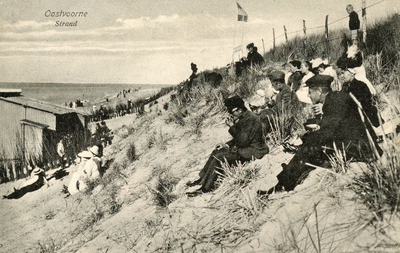 PB4952 Badgasten zitten tegen het duin uit te kijken over het strand, 1915