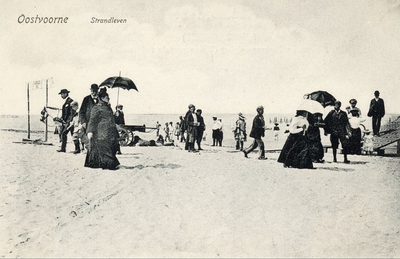 PB4953 Dames met parasols op het strand, ca. 1920