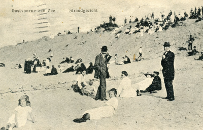 PB4956 Badgasten op het strand en tegen de duinen, ca. 1921