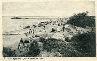 PB4960 Panorama van het strand, met badkoetjes en de aanlegsteiger met de veerboot, ca. 1915