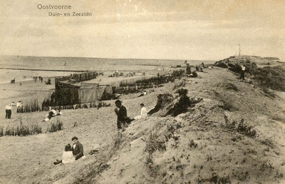 PB4962 Badgasten zitten tegen het duin aan, 1917