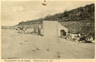 PB4965 Een familie bij een strandtent. Links op de achtergrond Koepel Zeeburg , ca. 1931