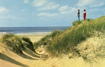 PB4969 Twee mensen kijken vanaf het duin uit op zee, ca. 1980