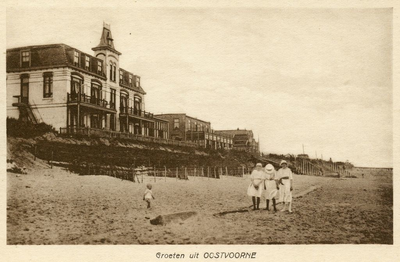 PB4998 Wandelen over het strand. Langs de boulevard de hotels, ca. 1910
