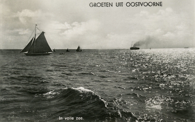 PB5003 Vissersschepen voor het strand van Oostvoorne, ca. 1942