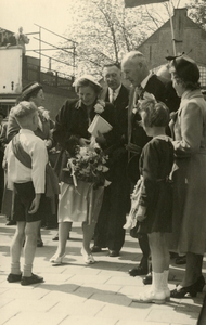 PB5033 Bezoek koningin Juliana aan Oostvoorne, 26 april 1951