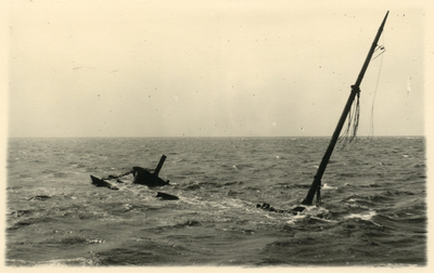 PB5034 Schipbreuk, waarbij dertien mensen omkwamen, alleen de schipper werd gered, ca. 1906
