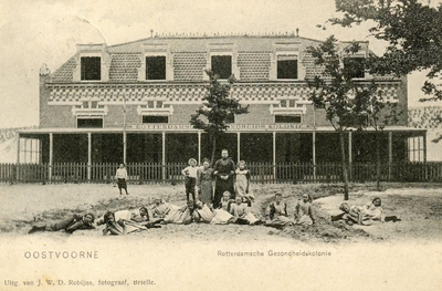 PB5041 Spelende kinderen voor de Rotterdamse vakantiekolonie, ca. 1903