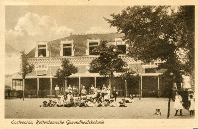 PB5043 Kinderen en personeel voor de Rotterdamse vakantiekolonie, ca. 1920