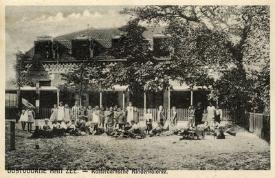 PB5044 Kinderen en personeel voor het Rotterdamse koloniehuis, ca. 1931