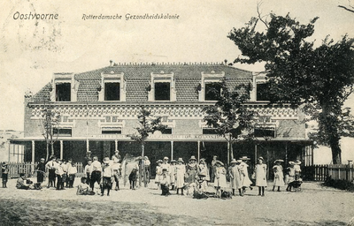 PB5045 Kinderen en personeel voor het Rotterdamse koloniehuis, ca. 1908