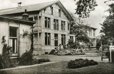 PB5054 Koloniehuis Ons Genoegen met links de ziekenzaal, ca. 1935