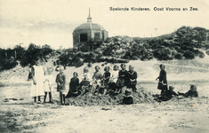 PB5182 Kinderen spelen op het strand. koepel Zeeburg op de achtergrond, ca. 1922