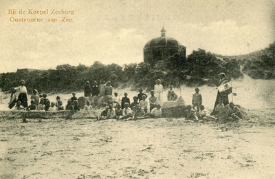 PB5183 Groep basgasten op het strand, koepel Zeeburg op de achtergrond, ca. 1921