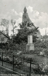 PB5354 De kerk van Oostvoorne, plantsoen met monument, ca. 1931
