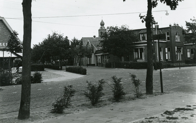 PB5371 Kijkje richting kerk de Mildenburglaan in, vroeger Achterweg geheten, ca. 1950